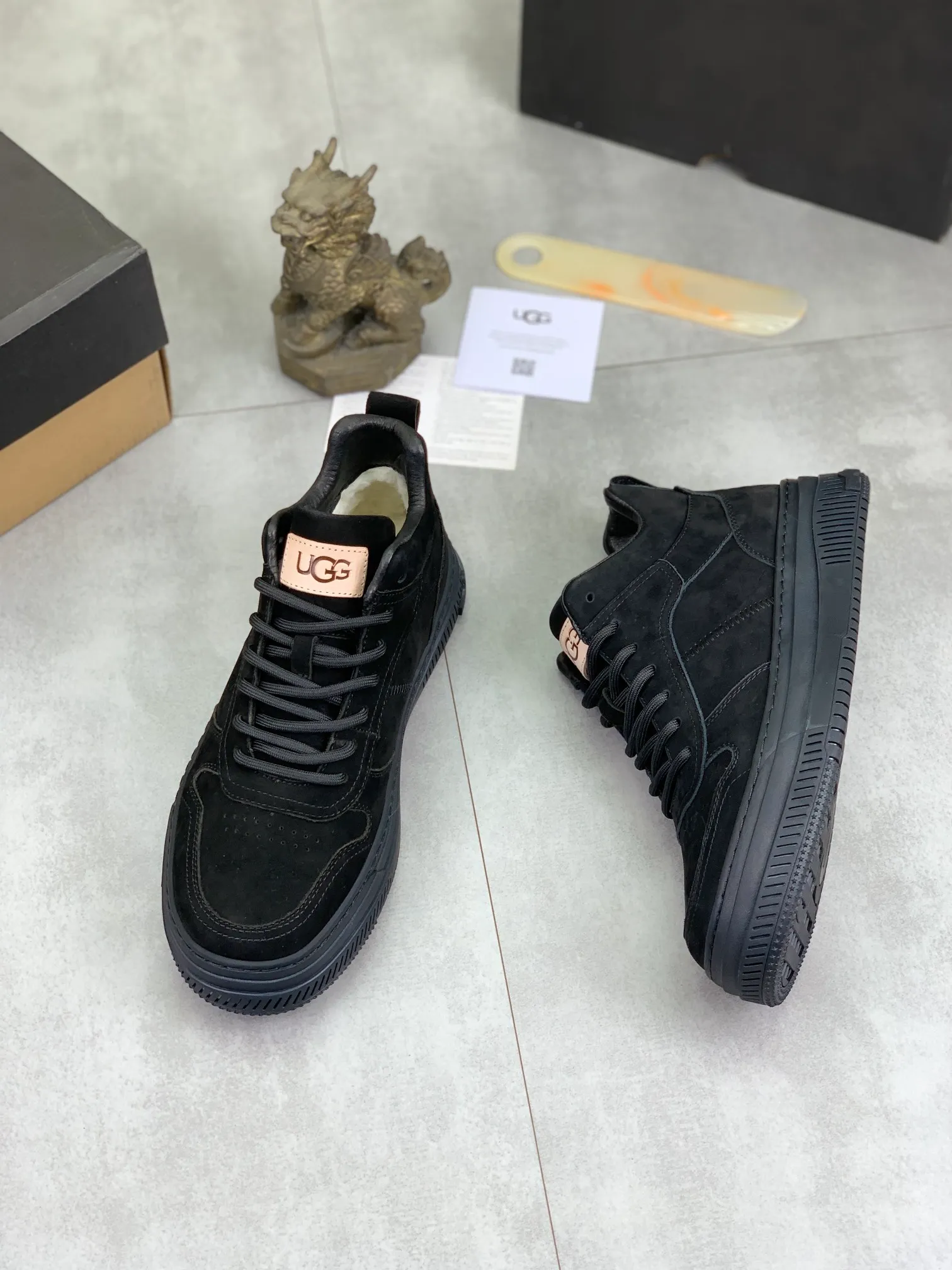 Men's Men's Shoes P620 [New Style] 💰 🆘 "Real Wool" [UGG] 👉 Popular men's shoes official website synchronization 🔰 Genuine quality [proud] is not comparable to the imitations in the general market 🌀 The upper is imported Italian frosted cowhide, and the lining: foot pad 🅰️ grade 🐑 real wool 👻 Only Grade A can show the effect The hand feels smooth and delicate 🔱The shoe shape is grand, only genuine factories can achieve it 🎄The perfect toughness of the original outsole 👻⬛️ allows customers to bid farewell to one-time consumption. Real wool lining, super warm. 3️⃣Colors available Sizes: 38-44